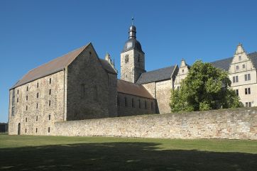 Side view of Leizkau Castle.