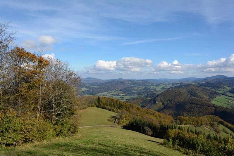 File:Hainfelder Hütte Panorama Ost 01a.JPG