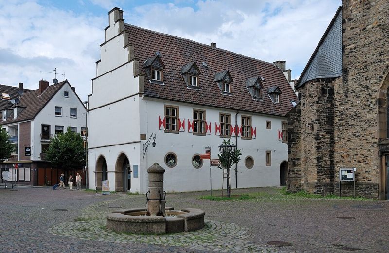 File:Schwerte-100812-16487-Ruhrlandmuseum-cor.jpg